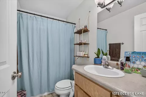 Bath - 1371 SW Eclipse Ln, Grants Pass, OR 97527 photo 4 of 4