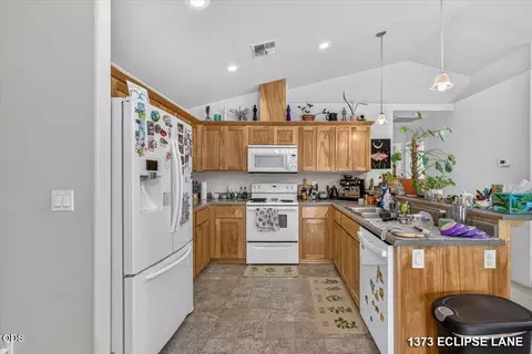 Kitchen - 1371 SW Eclipse Ln, Grants Pass, OR 97527 photo 3 of 3