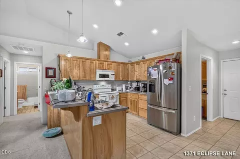 Kitchen - 1371 SW Eclipse Ln, Grants Pass, OR 97527 photo 2 of 3
