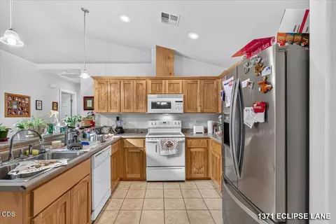Kitchen - 1371 SW Eclipse Ln, Grants Pass, OR 97527 photo 1 of 3
