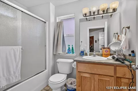 Bath - 1371 SW Eclipse Ln, Grants Pass, OR 97527 photo 1 of 4