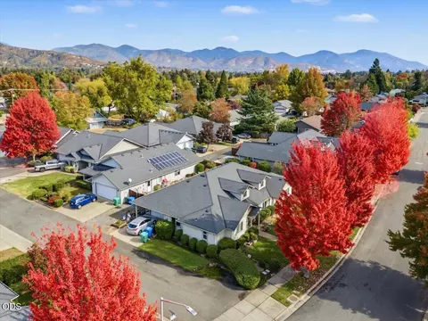 View/Area - 1371 SW Eclipse Ln, Grants Pass, OR 97527 photo 4 of 6