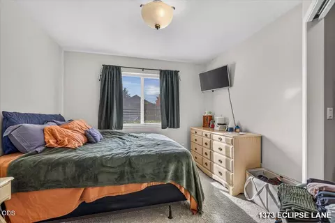 Bedroom - 1371 SW Eclipse Ln, Grants Pass, OR 97527 photo 3 of 3