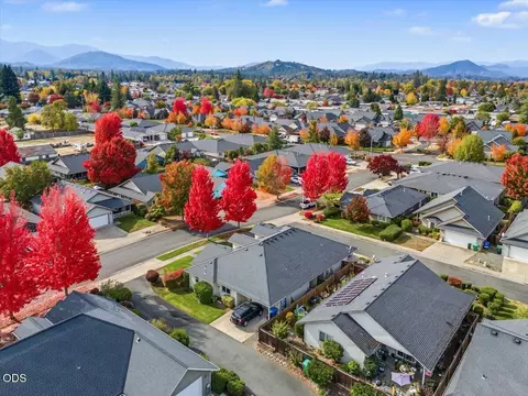 View/Area - 1371 SW Eclipse Ln, Grants Pass, OR 97527 photo 3 of 6