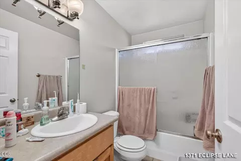 Bath - 1371 SW Eclipse Ln, Grants Pass, OR 97527 photo 2 of 4