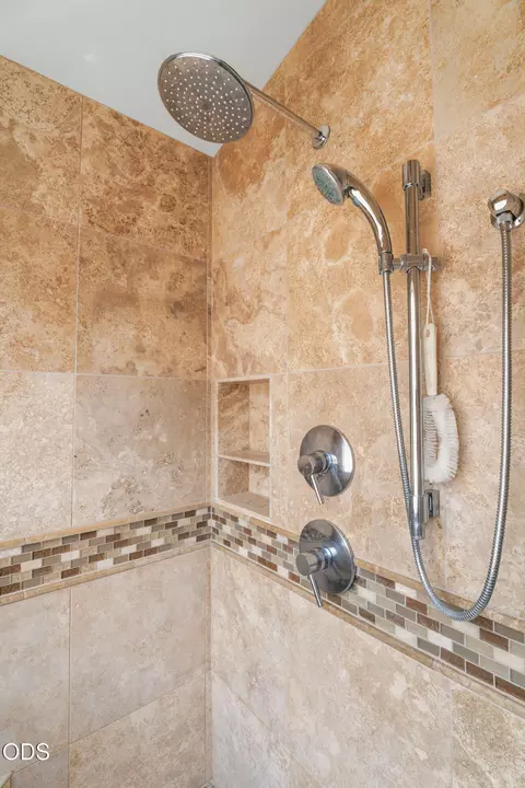 Bath - 54975 Forest Ln, Bend, OR 97707 photo 4 of 4