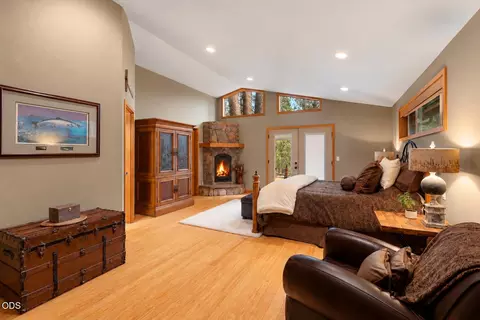 Bedroom - 54975 Forest Ln, Bend, OR 97707 photo 1 of 5