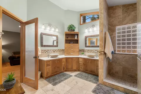 Bath - 54975 Forest Ln, Bend, OR 97707 photo 1 of 4