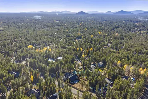 View/Area - 17498 Snow Goose Rd, Bend, OR 97707 photo 6 of 11