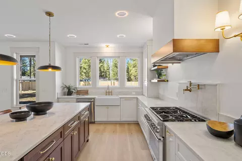Kitchen - 17498 Snow Goose Rd, Bend, OR 97707 photo 5 of 8