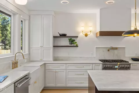 Kitchen - 17498 Snow Goose Rd, Bend, OR 97707 photo 7 of 8