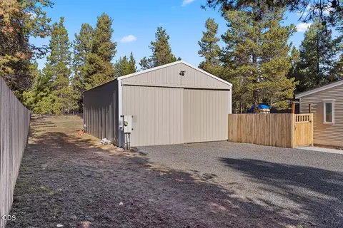 Exterior - 16122 Twin Dr, La Pine, OR 97739 photo 8 of 11