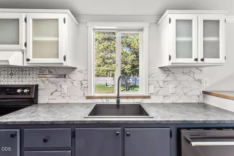 Kitchen - 16122 Twin Dr, La Pine, OR 97739 photo 2 of 4