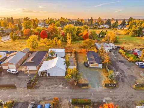 2365 Meadows Ln, Medford, OR 97501