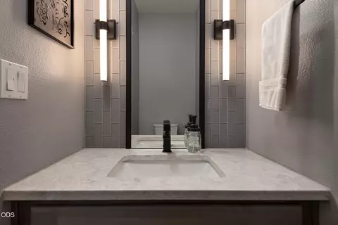Bath - 63463 Stacy Ln, Bend, OR 97701 photo 1 of 5