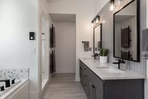 Bath - 63463 Stacy Ln, Bend, OR 97701 photo 2 of 5