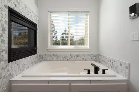 Bath - 63463 Stacy Ln, Bend, OR 97701 photo 4 of 5