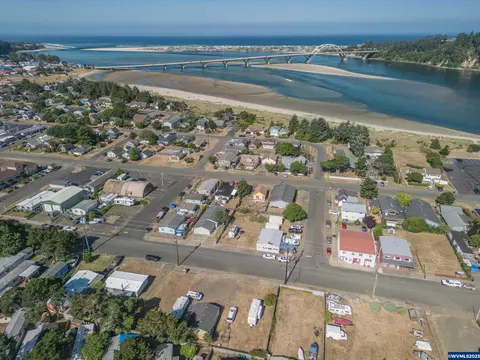 1045 NE Mill St, Waldport, OR 97394