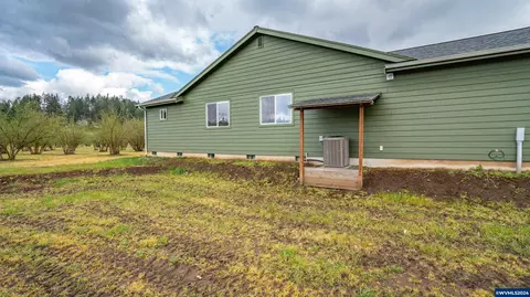 Exterior - 37082 Goats Rd, Springfield, OR 97478 photo 8 of 12