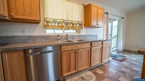 Kitchen - 37082 Goats Rd, Springfield, OR 97478 photo 2 of 3