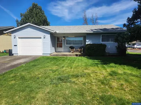 2207 Oregon Ct, Woodburn, OR 97071