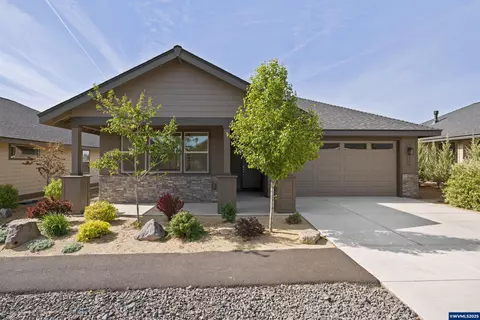 2366 NW Redwood Ave, Redmond, OR 97756
