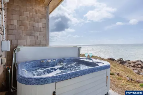 1113 N Highway 101, Depoe Bay, OR 97341