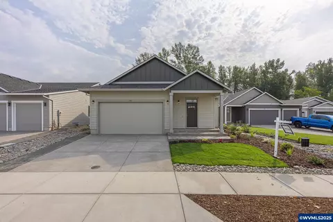 702 Tigerlily St, Silverton, OR 97381