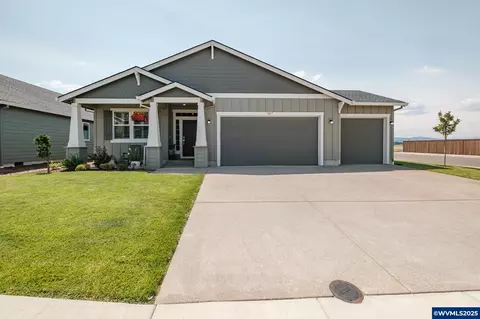 1447 Gladiola Dr, Junction City, OR 97448
