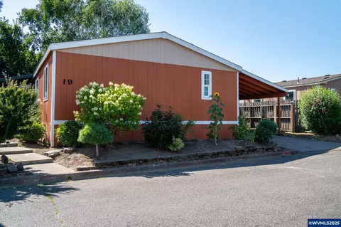 300 S Everest Rd #19, Newberg, OR 97132