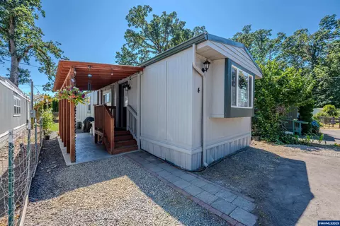 1065 Pacific Hwy # 4, Woodburn, OR 97071