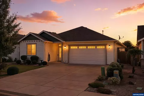 302 SW Applegate Trail Dr, Dallas, OR 97338