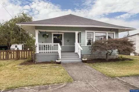 246 Schooling St, Harrisburg, OR 97446