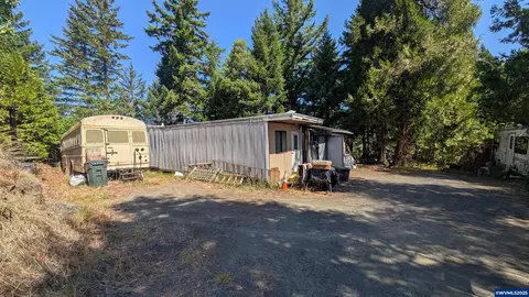 900 Old Cabin Dr, Glide, OR 97443