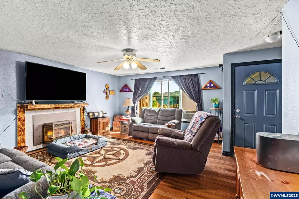 Living - 3746 Tudor Way, Albany, OR 97322 photo 1 of 2