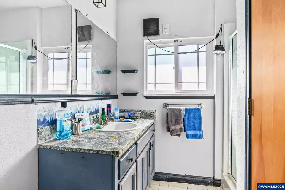 Bath - 3746 Tudor Way, Albany, OR 97322 photo 2 of 3