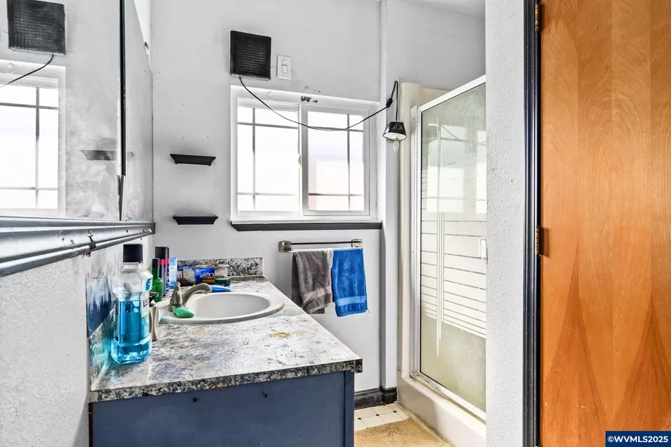 Bath - 3746 Tudor Way, Albany, OR 97322 photo 1 of 3