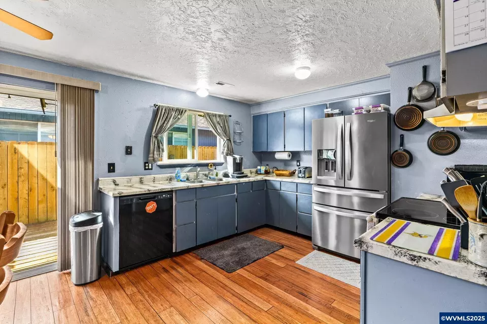 Kitchen - 3746 Tudor Way, Albany, OR 97322 photo 1 of 2