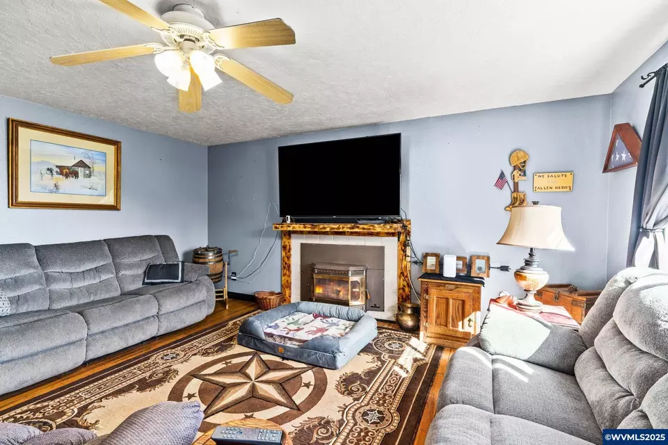 Living - 3746 Tudor Way, Albany, OR 97322 photo 2 of 2