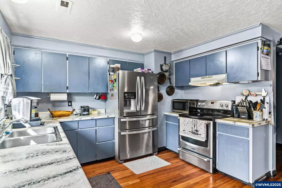 Kitchen - 3746 Tudor Way, Albany, OR 97322 photo 2 of 2