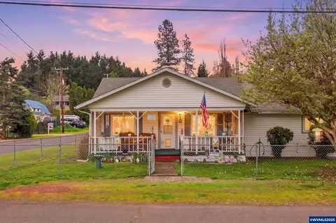390 SE Grove St, Mill City, OR 97360