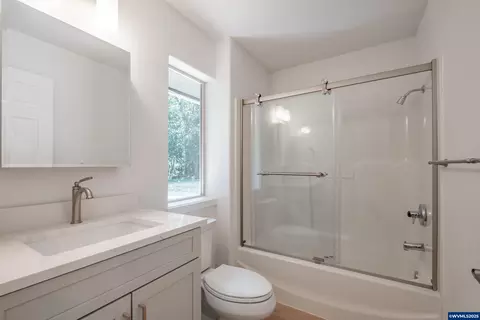 Bath - 45849 River Loop Rd, Lyons, OR 97358 photo 4 of 5