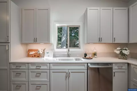 Kitchen - 45849 River Loop Rd, Lyons, OR 97358 photo 6 of 7