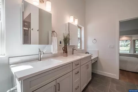 Bath - 45849 River Loop Rd, Lyons, OR 97358 photo 3 of 5