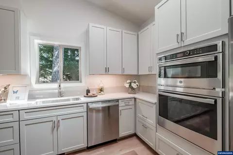 Kitchen - 45849 River Loop Rd, Lyons, OR 97358 photo 5 of 7