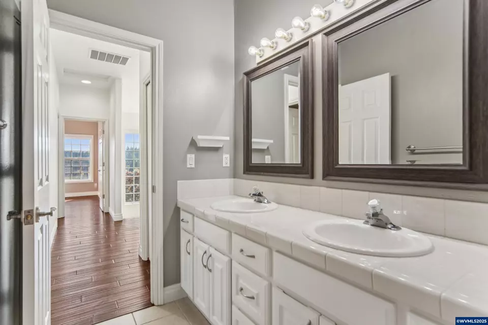 Bath - 585 Harbourtown Ct SE, Salem, OR 97306 photo 4 of 4