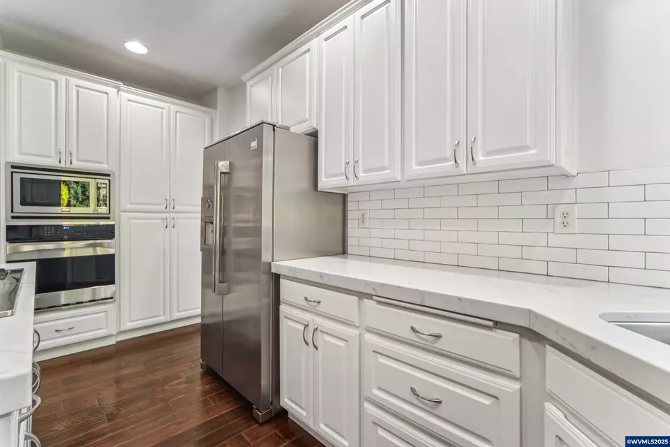 Kitchen - 585 Harbourtown Ct SE, Salem, OR 97306 photo 3 of 3