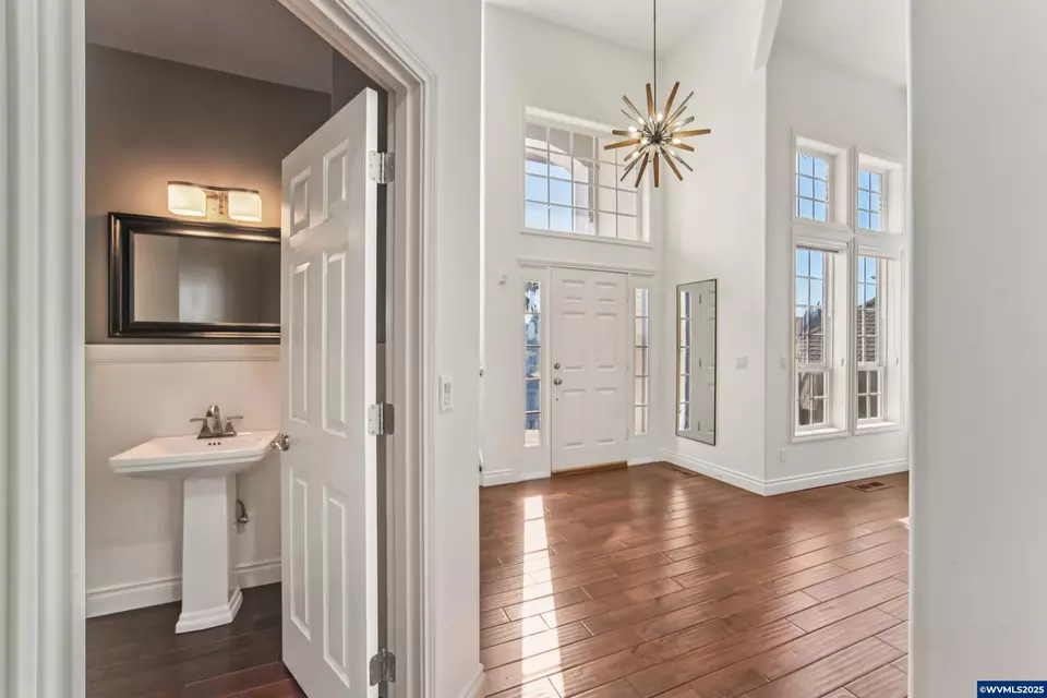 Entry Way - 585 Harbourtown Ct SE, Salem, OR 97306 photo 2 of 4