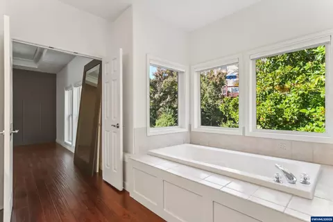 Bath - 585 Harbourtown Ct SE, Salem, OR 97306 photo 1 of 4