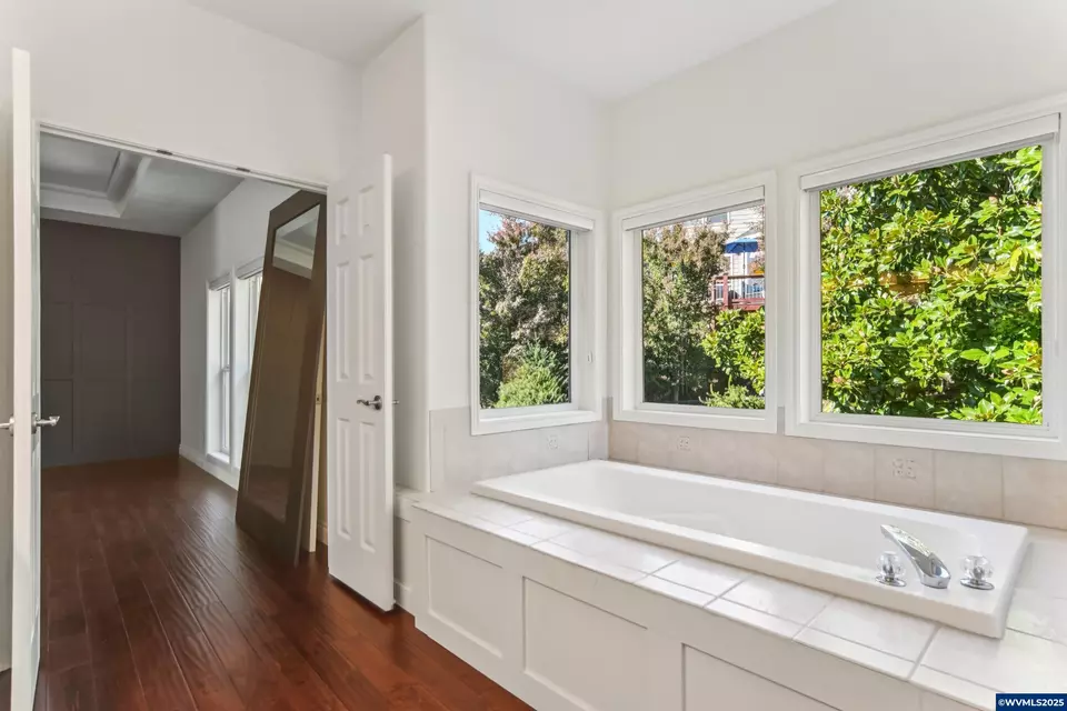 Bath - 585 Harbourtown Ct SE, Salem, OR 97306 photo 1 of 4